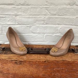 Tory Burch Sally Wedged Royal Tan/Gold Size 5